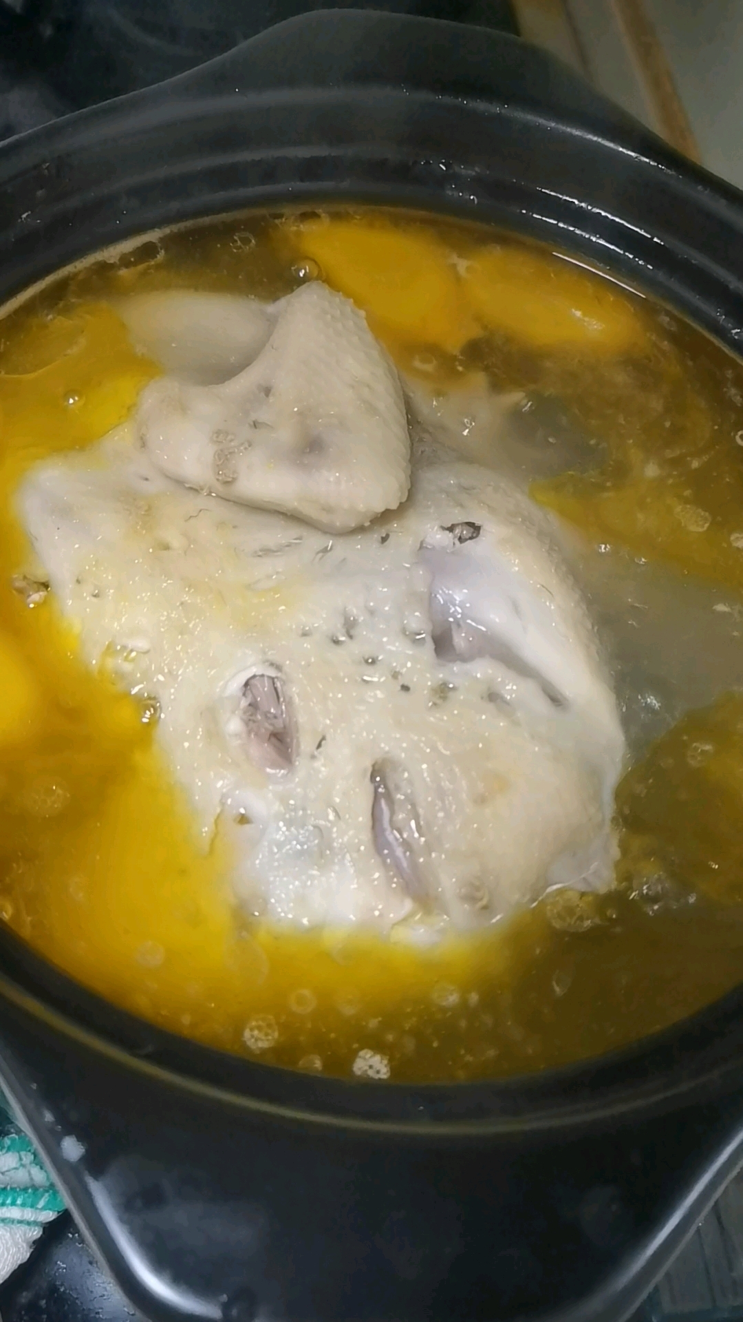 今天下午,从菜市场买回一只老母鸡,15一斤,3斤半,炖好了