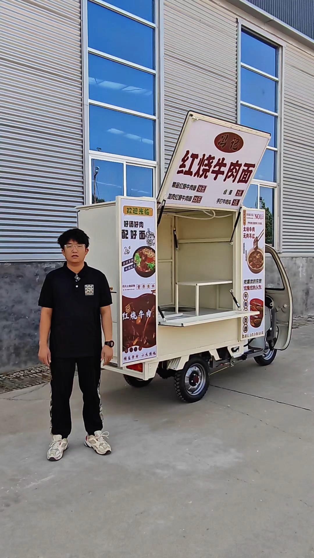 “品”字型灯箱,红烧牛肉面摆摊车,非常漂亮