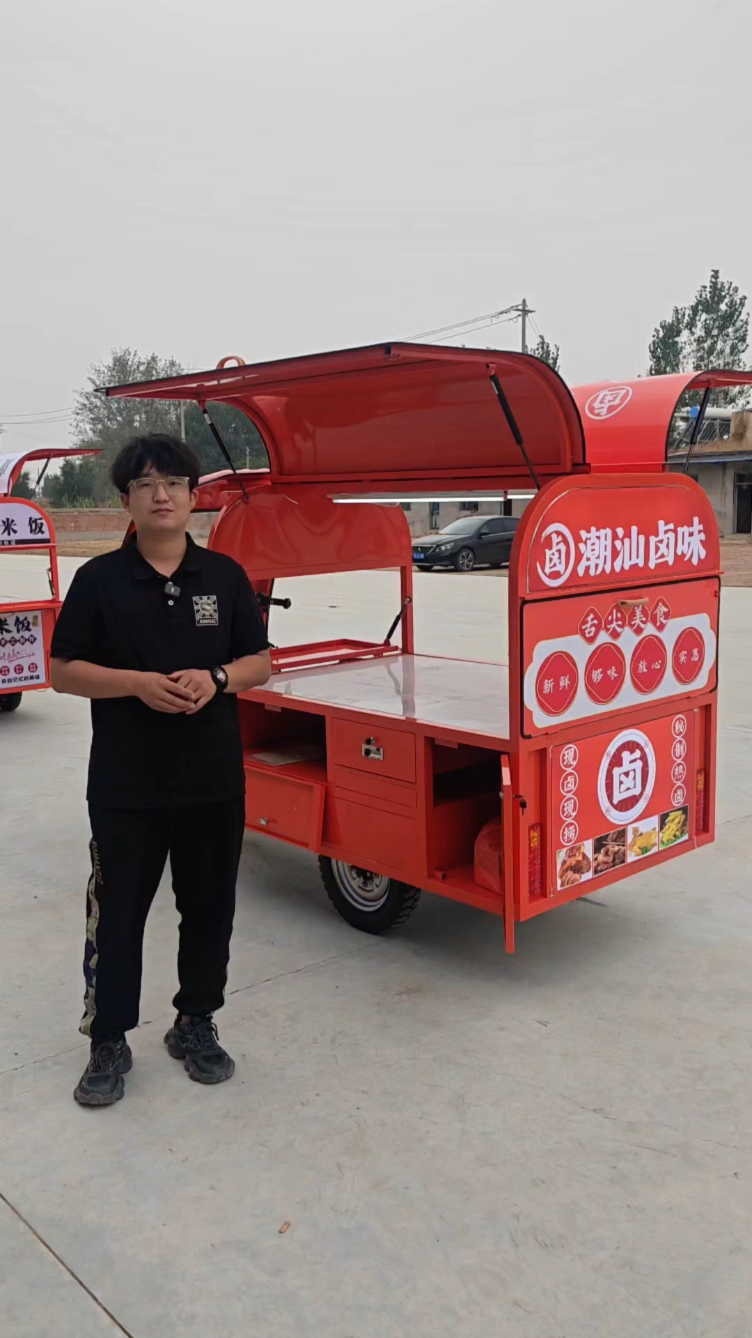 很经典的鸥翼门卤味车,潮汕卤味摆摊车,橙红色与卤味更搭配哦
