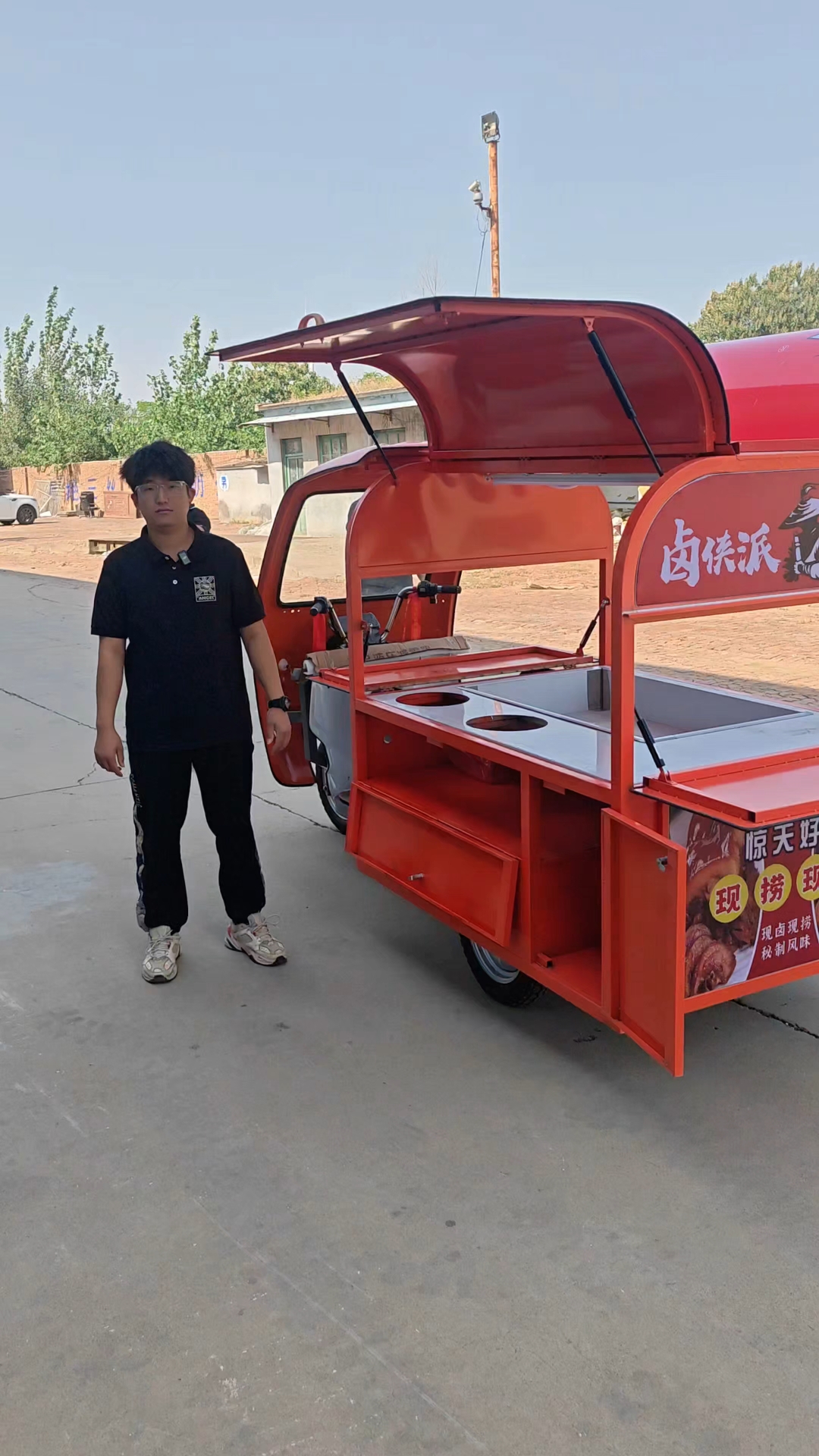 卤侠派鸥翼门摆摊车,收摊非常方便,嘎嘎快捷