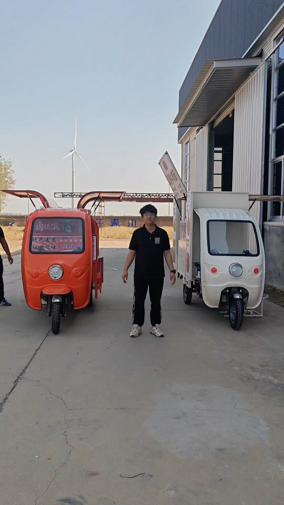 两台电动三轮小吃车,颜色、造型都按您要求设计定制