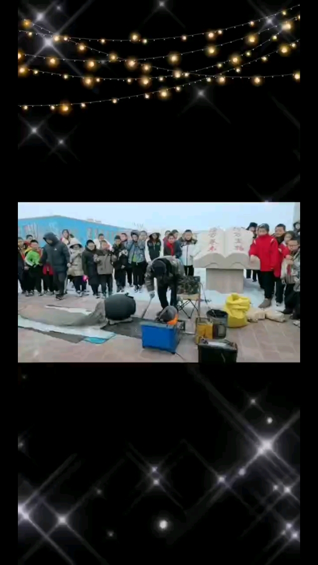 迎接新年的爆米花和可爱的小狗狗