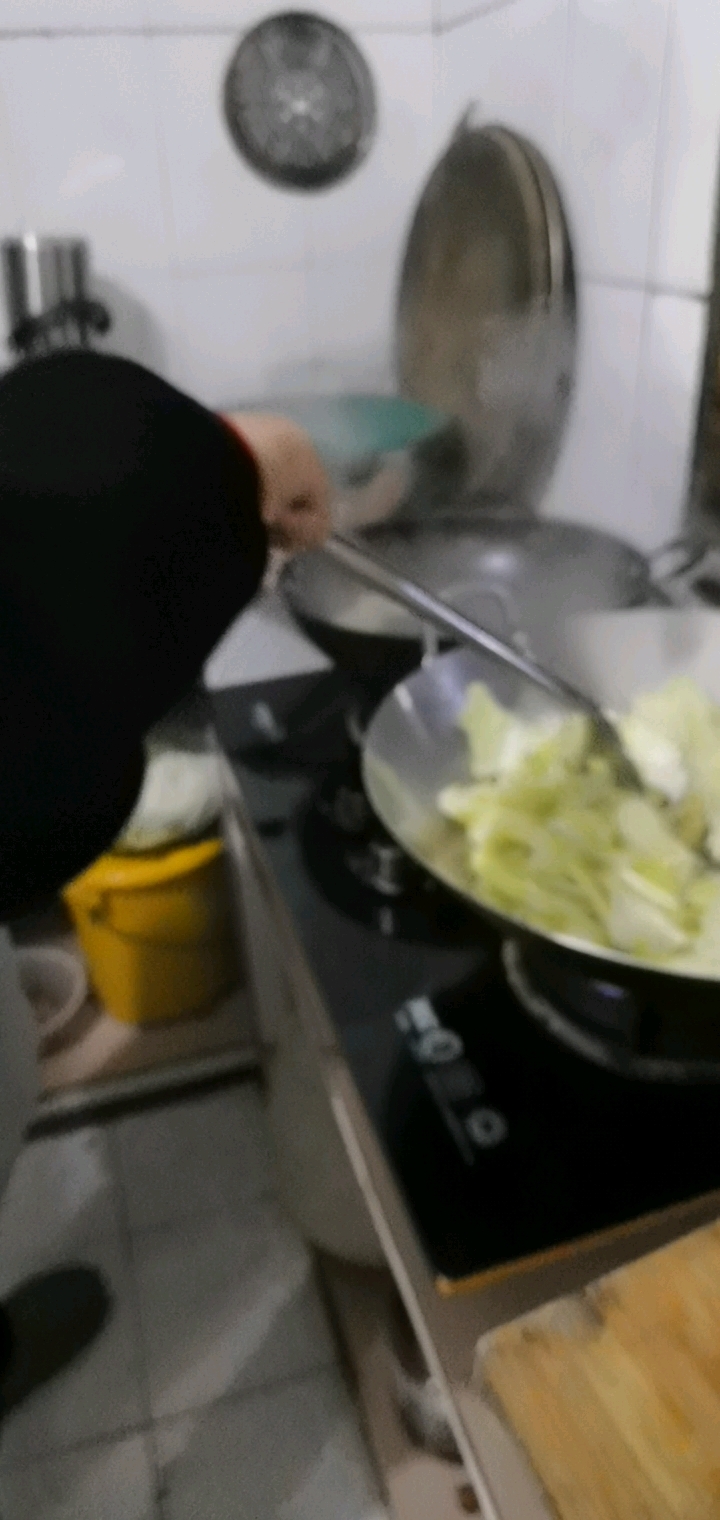 在厨房里炒菜的视频