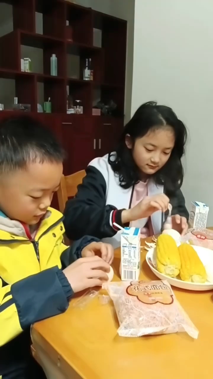 七年级初中生早餐,面包鸡蛋玉米牛奶+橙子,这早餐搭配咋样呢?