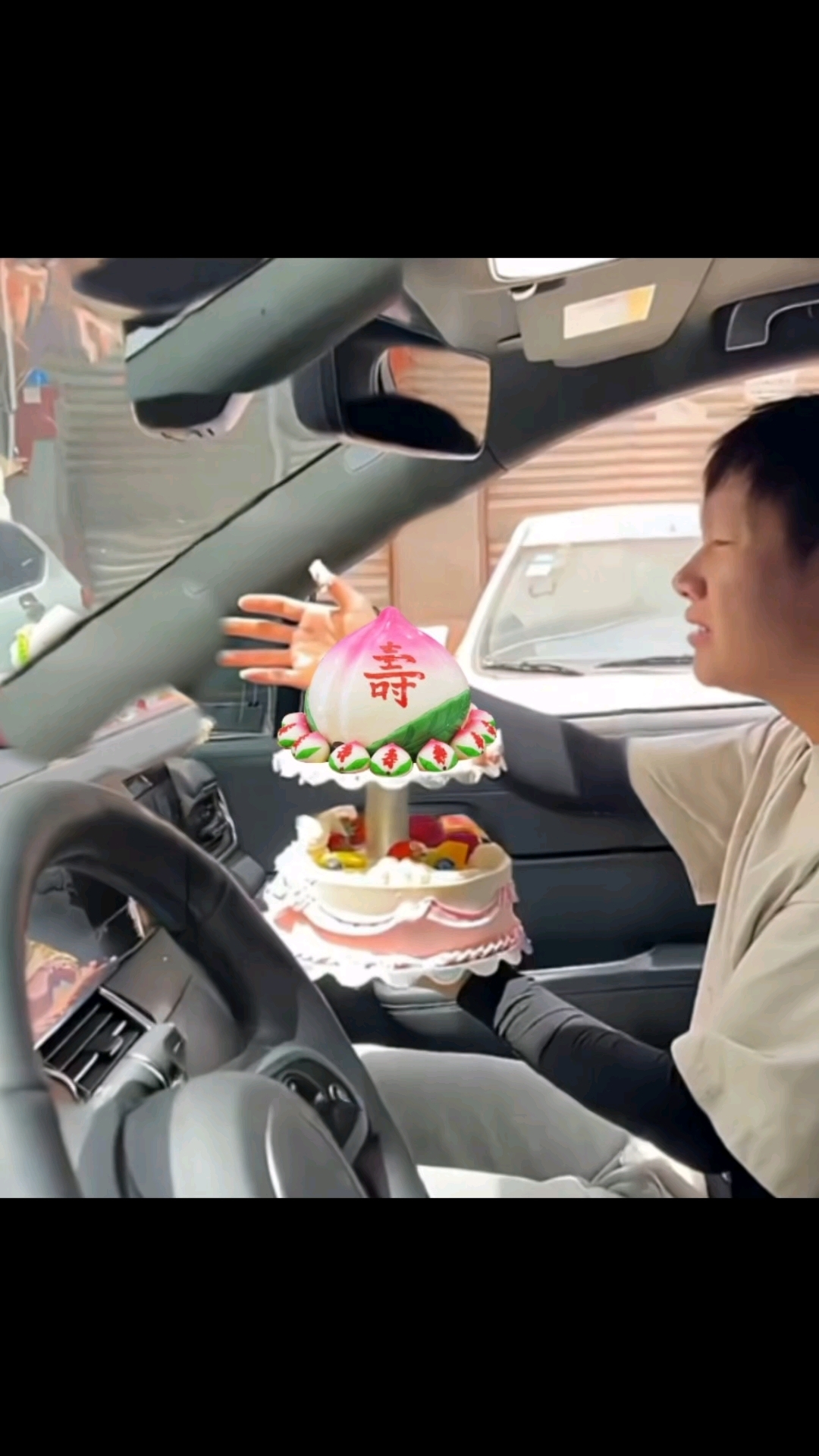 “生日蛋糕不小心摔了没事我来帮你”