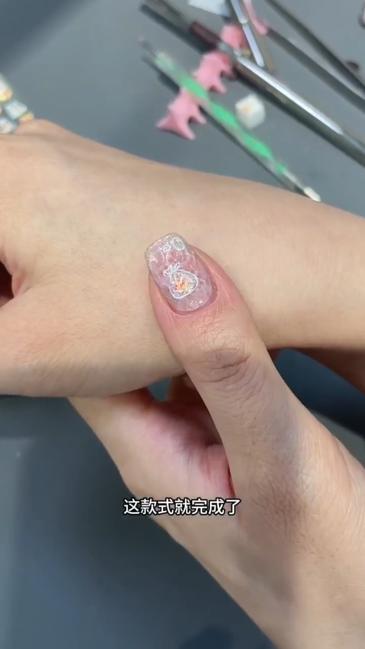 粉色海浪猫眼美甲