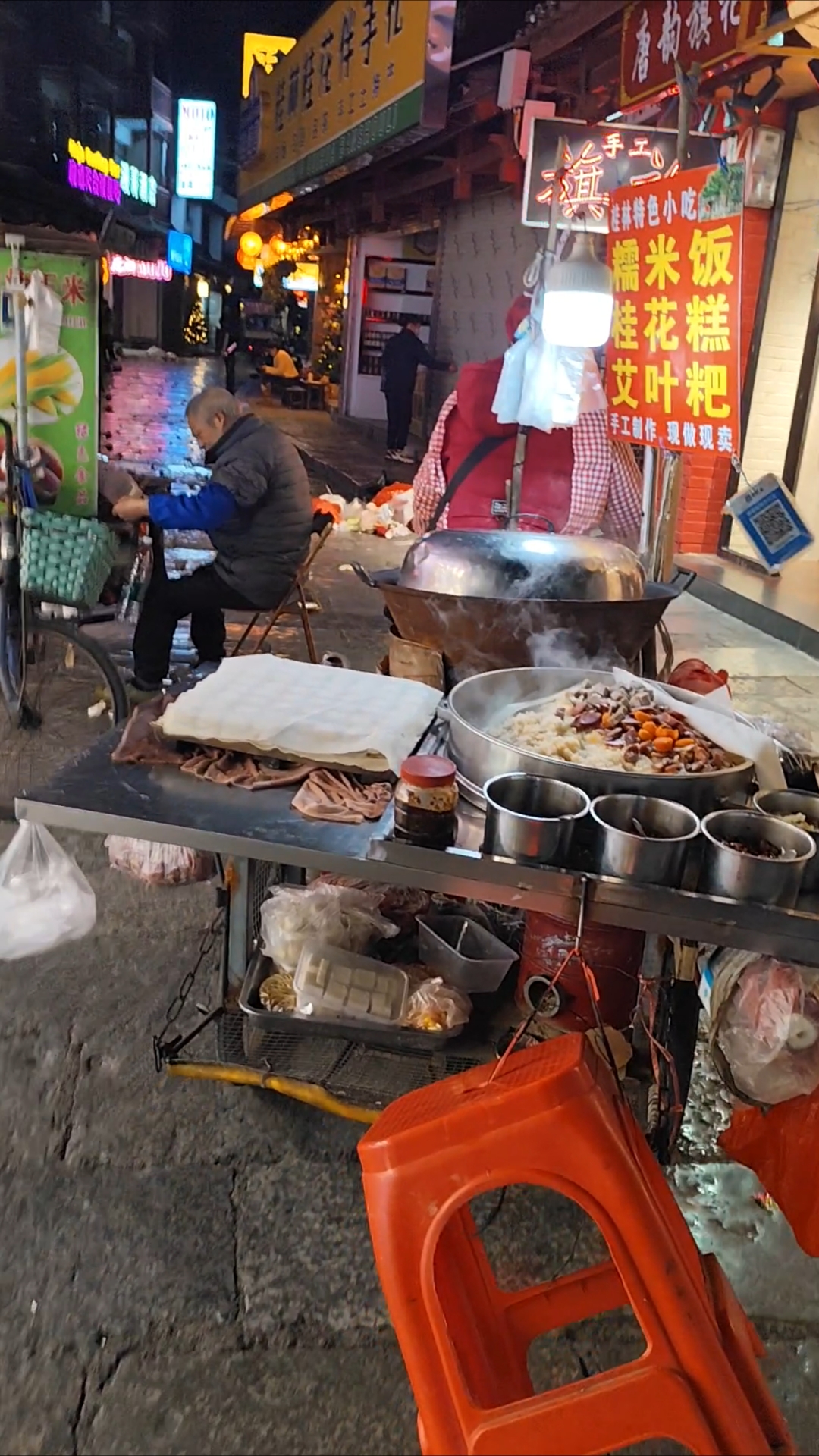 广西桂林阳朔西街特色美食:糯米饭、桂花糕、艾叶粑,都看看吧