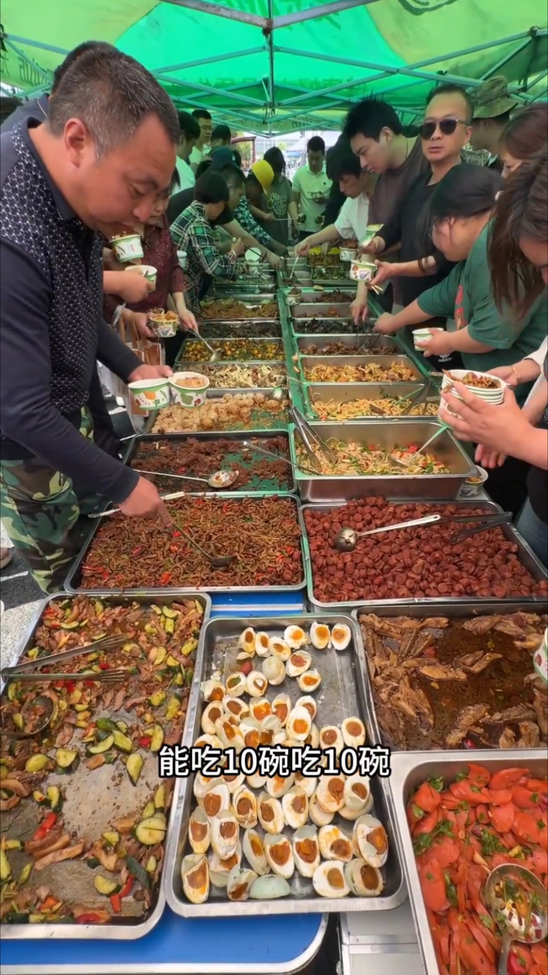合肥最牛盒饭姐，10元40多个菜，场面震撼，人山人海来排队！