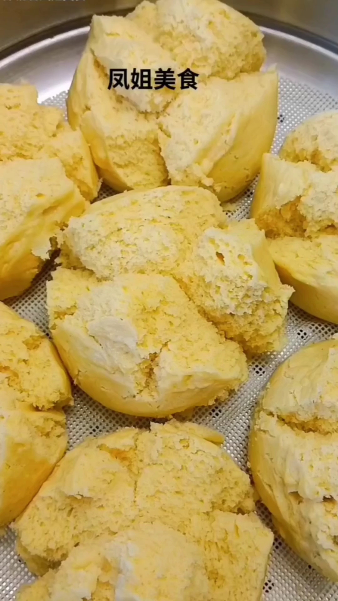 #家乡特色美食分享给你#农村传统做法小米面开花馒头味道好极了