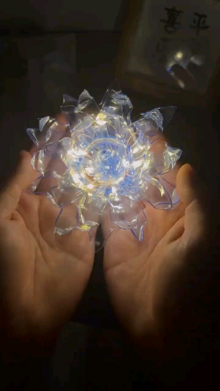 竟没想到喝完的饮料瓶可以做出这么好看的花灯! 真的是太震撼了