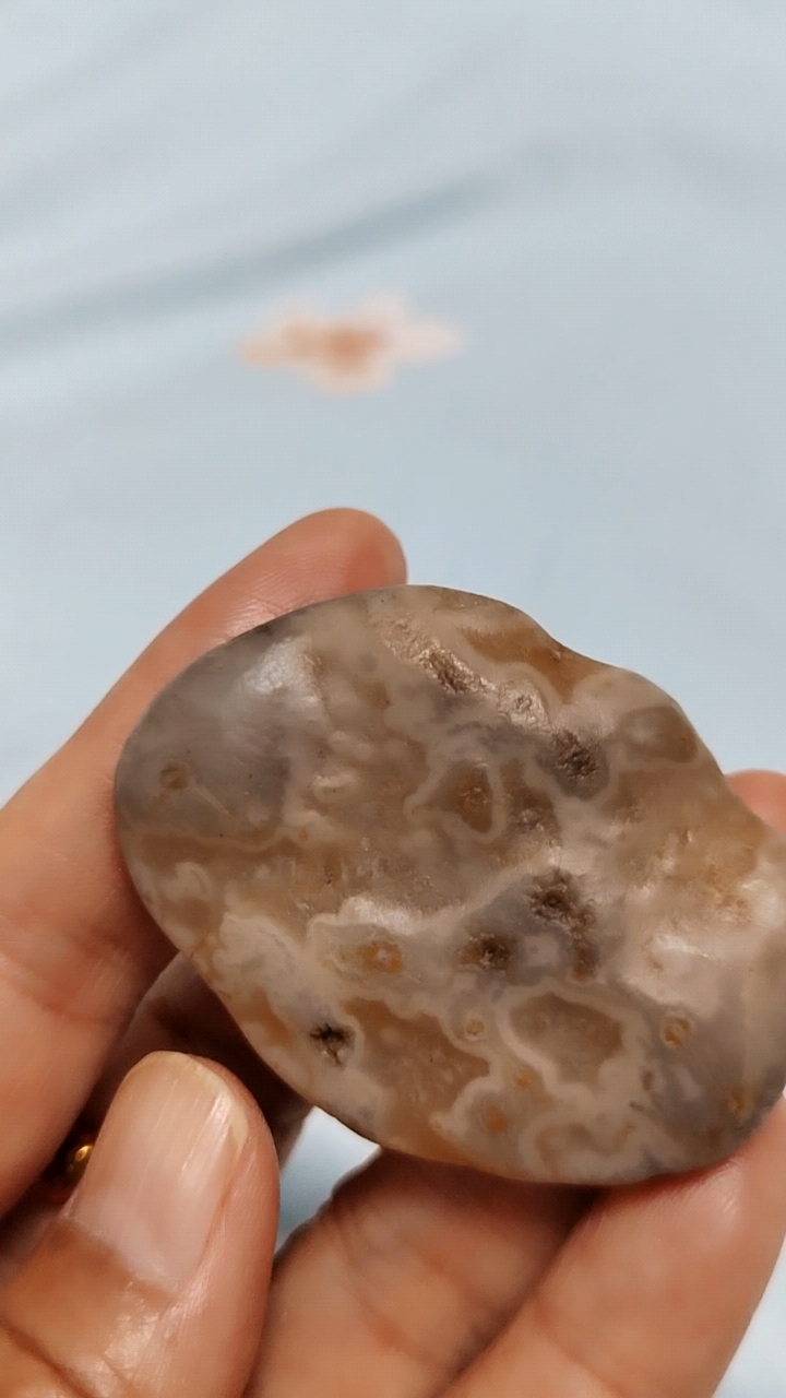 这是一块原始玛瑙天雕小鹿小鸟