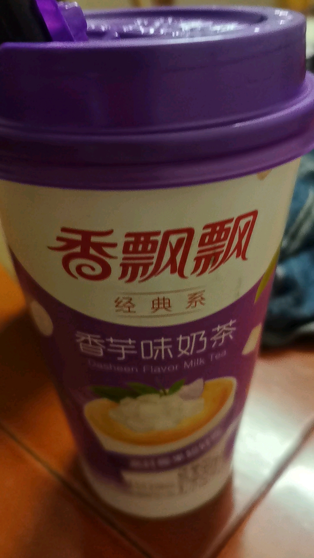 喝个奶茶。