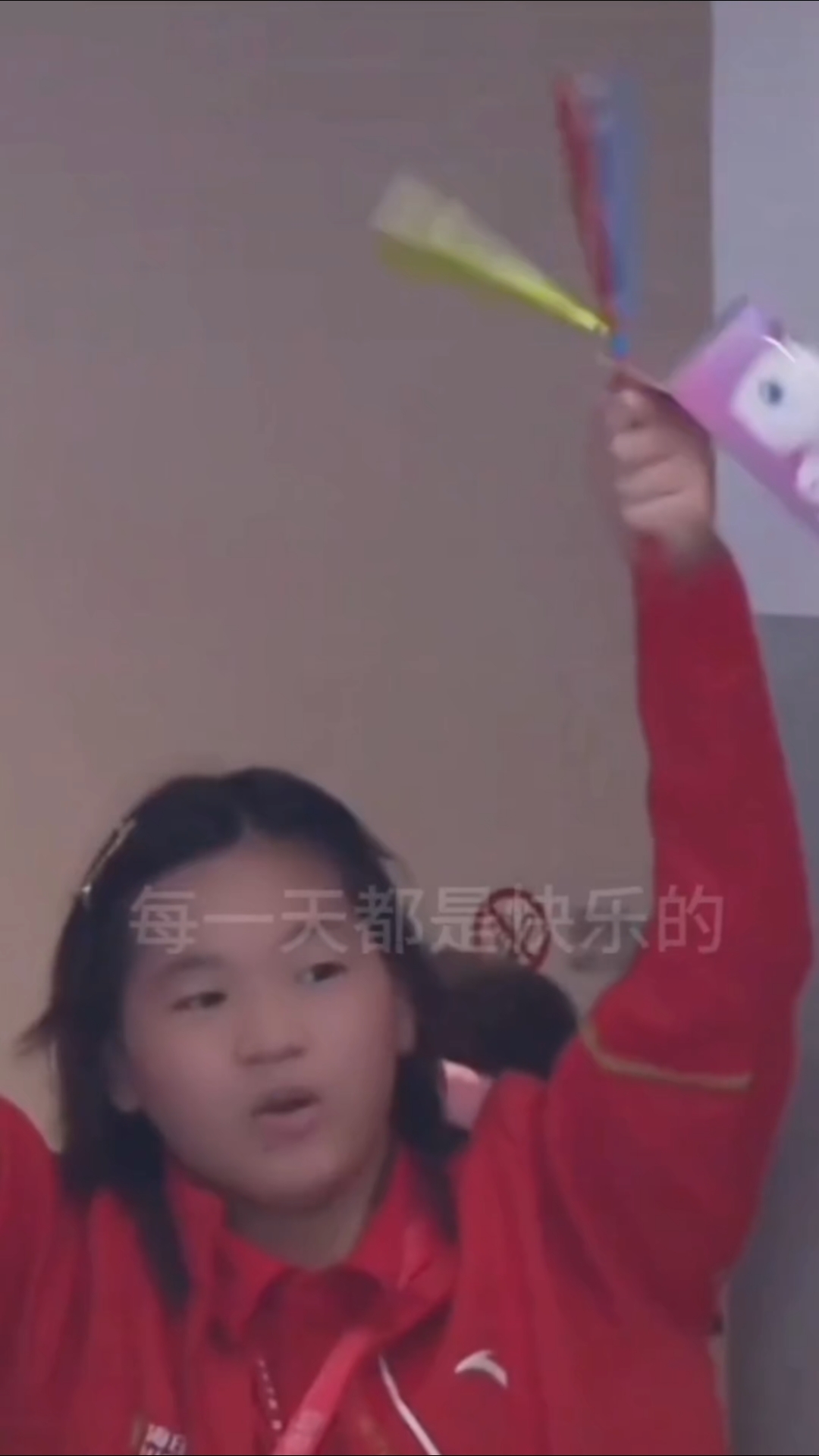 全红婵看到队友何超跳水炸鱼,露出了相当意外的表情包。#全红婵