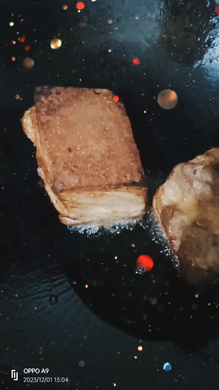 梅菜扣肉的做法家常,油炸一下,肉皮更香