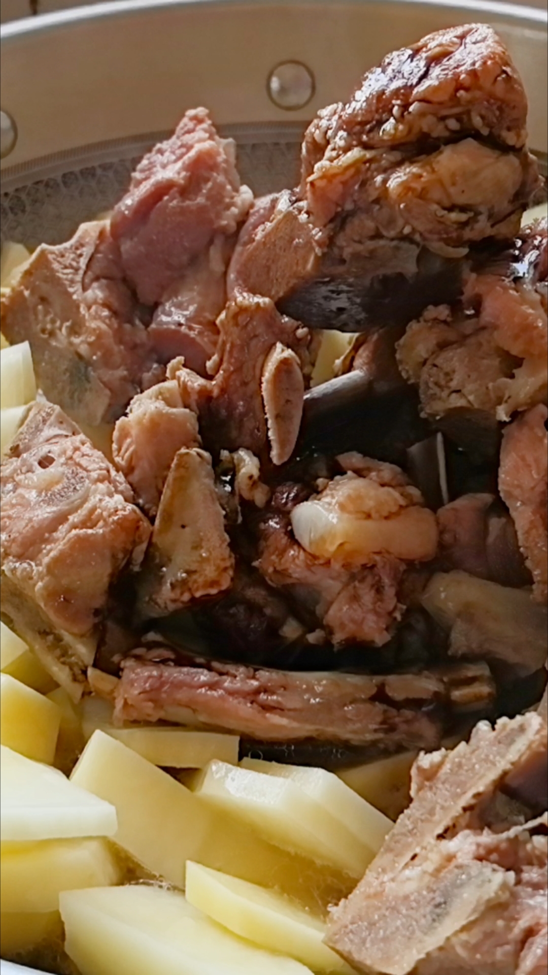 排骨烧土豆的农家做法,百吃不腻