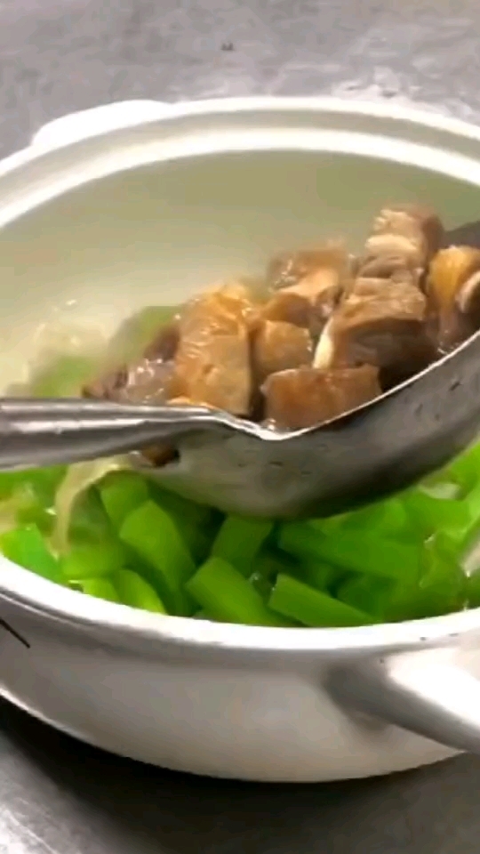 信阳特色炖菜.春天的味道,青笋炖腊排