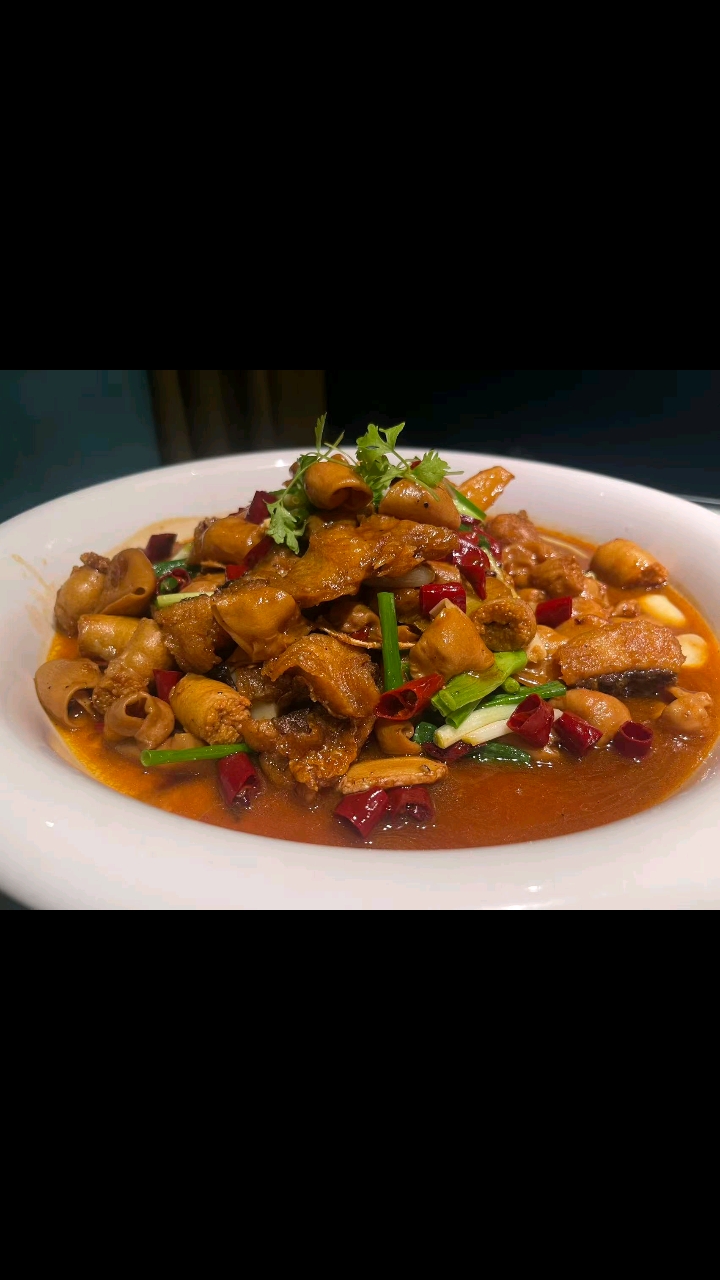 焖鱼杂是一道极具信阳地方特色的菜品，鱼杂鲜香浓郁配米饭#好吃到停不下来#
