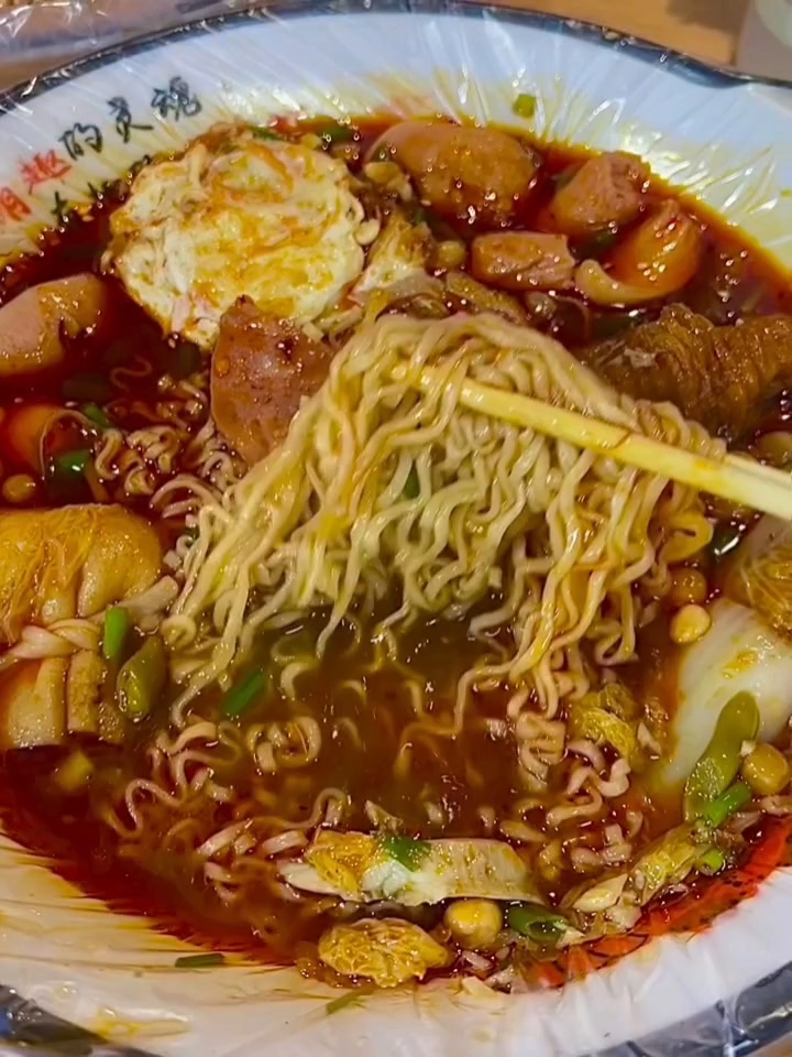 夜宵来碗香香的地摊重庆麻辣烫吧