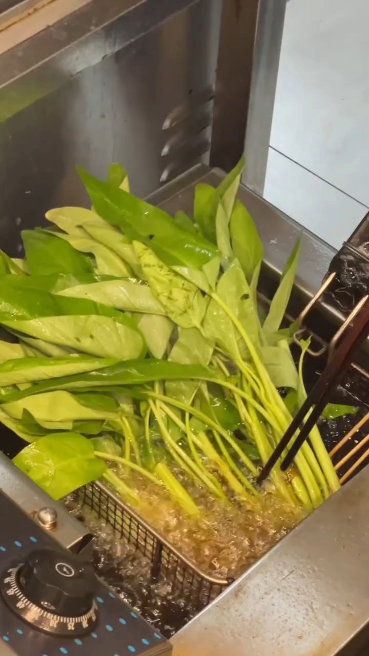 谁去海南给我打包一份炸炸空心菜。。。馋s了！