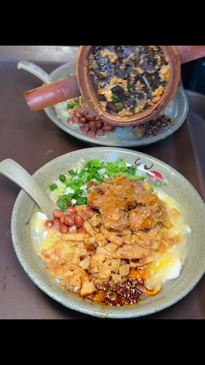 街头偶遇蛋冲豆腐脑,麻麻辣辣好好吃