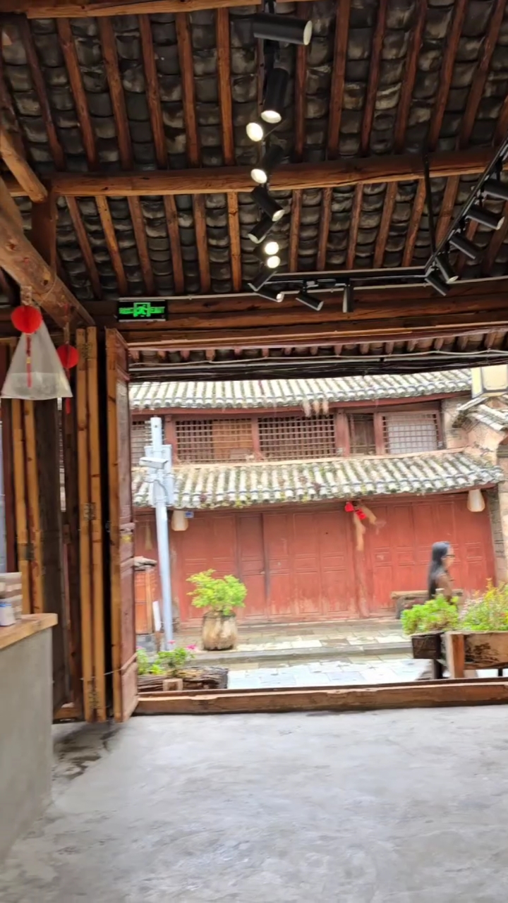 南街漫步,坐在咖啡店喝玫瑰可花奶茶和卡布奇诺,看迷雾远山!