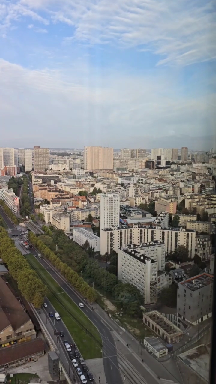 巴黎的清晨,酒店内吃早餐,俯瞰塞纳河远眺巴黎铁塔。实拍视频!