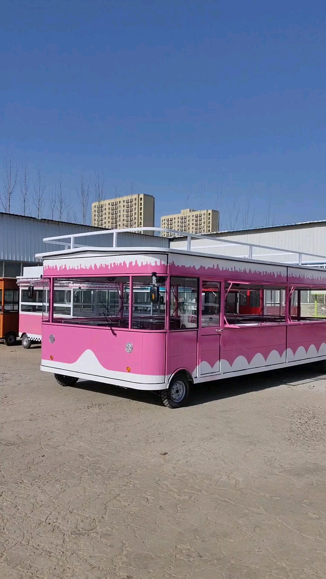 电动四轮餐车早餐车摆摊商用多功能小吃车流动超市移动炸串车