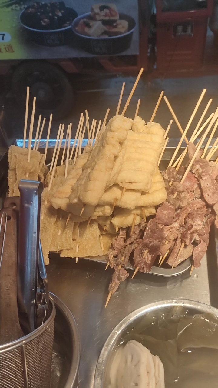 街头烟火气拉满!金黄鱼豆腐+嫩滑肉串,一口爆汁超满足～ #夜