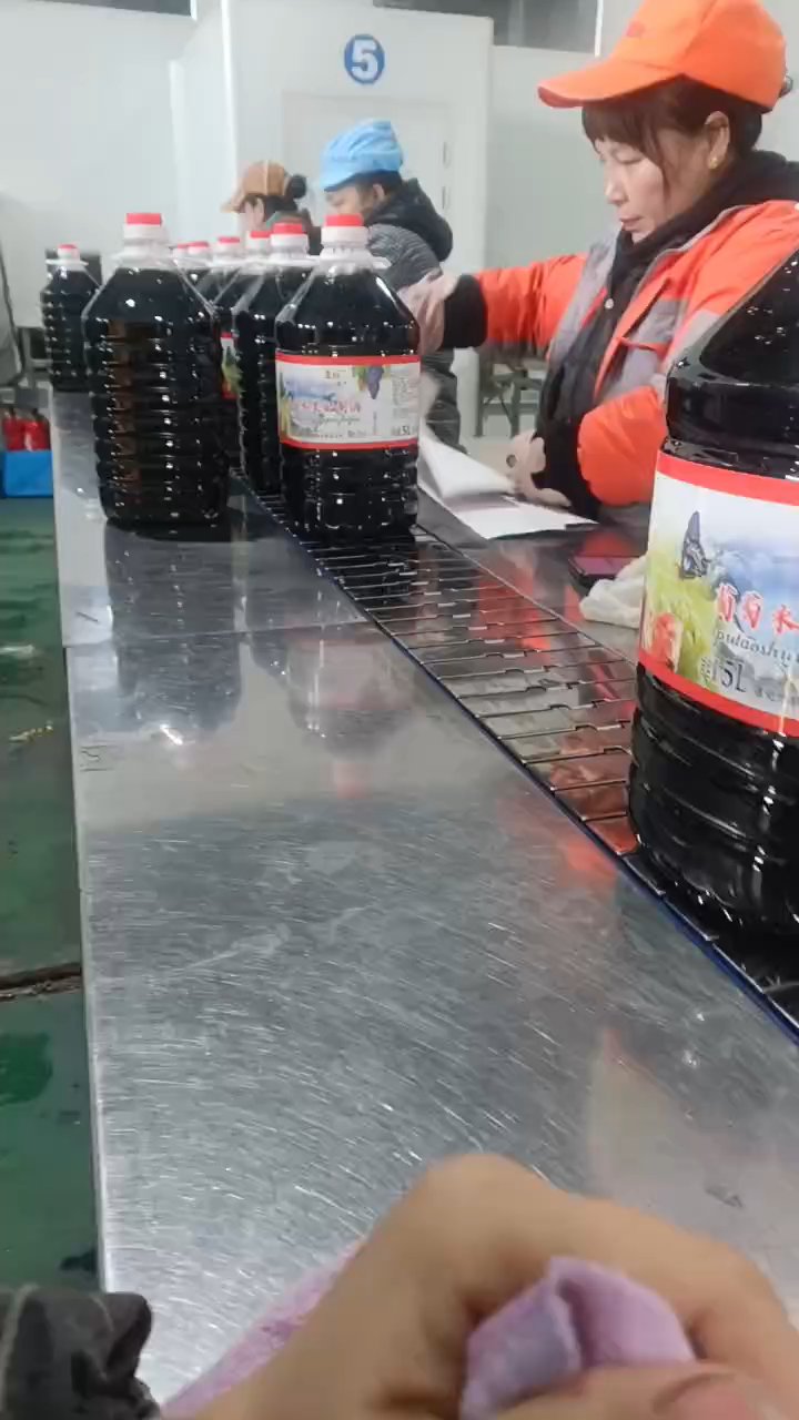 葡萄酒手贴标,激光打码日期