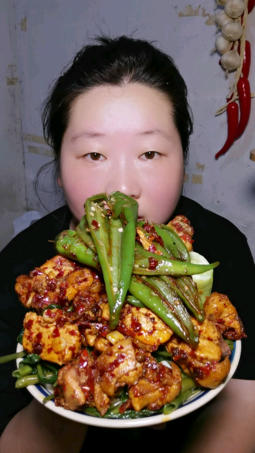 农村家常下饭菜,爆辣椒  香辣鸡块 香喷喷。