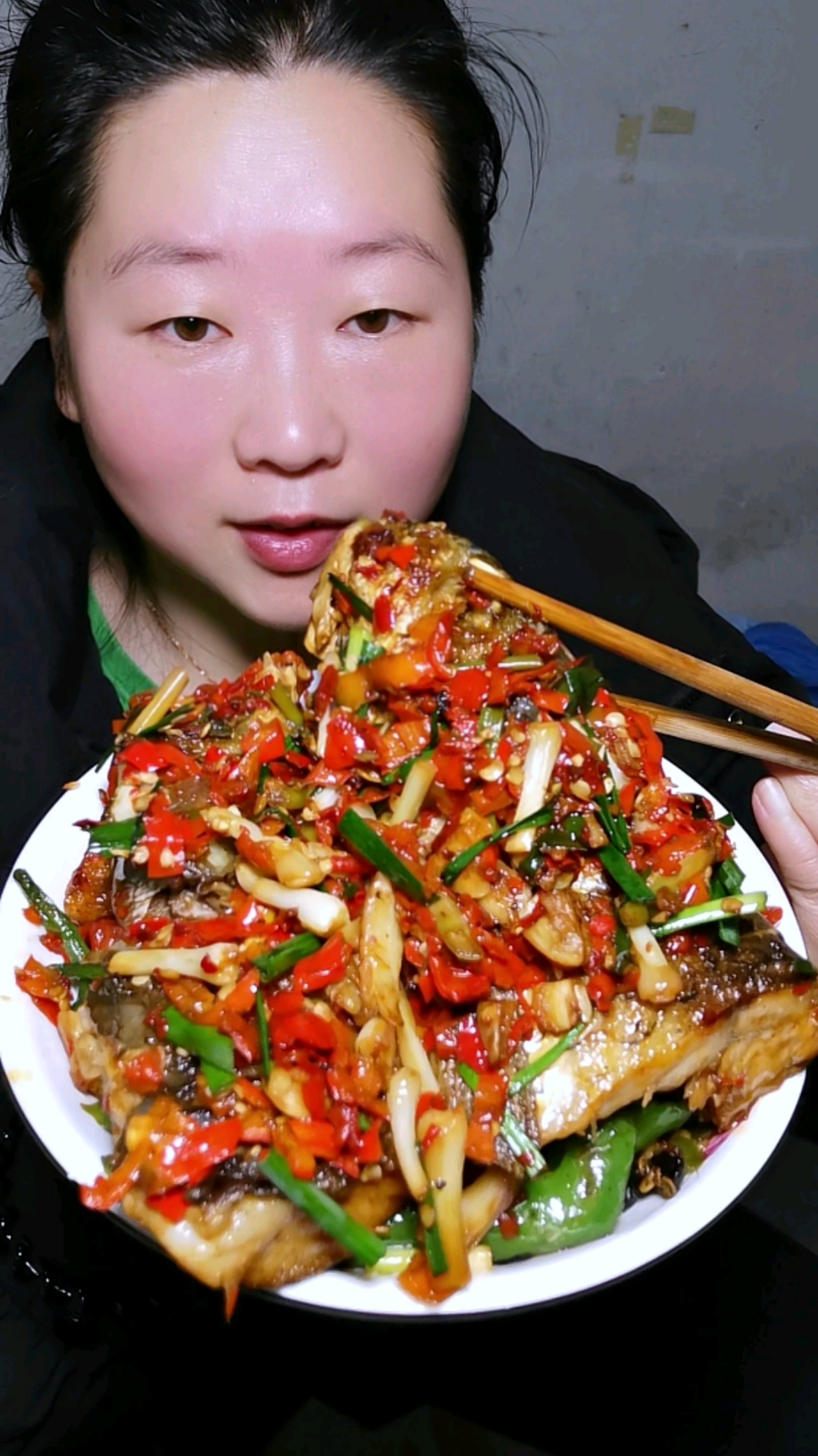 今天的红烧鱼头太有食欲了,还有爆辣椒真下饭。