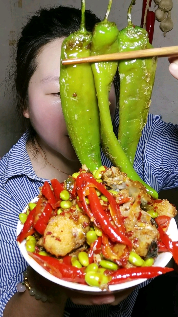 农村家常下饭菜,毛豆烧鱼块 爆辣椒,香喷喷。