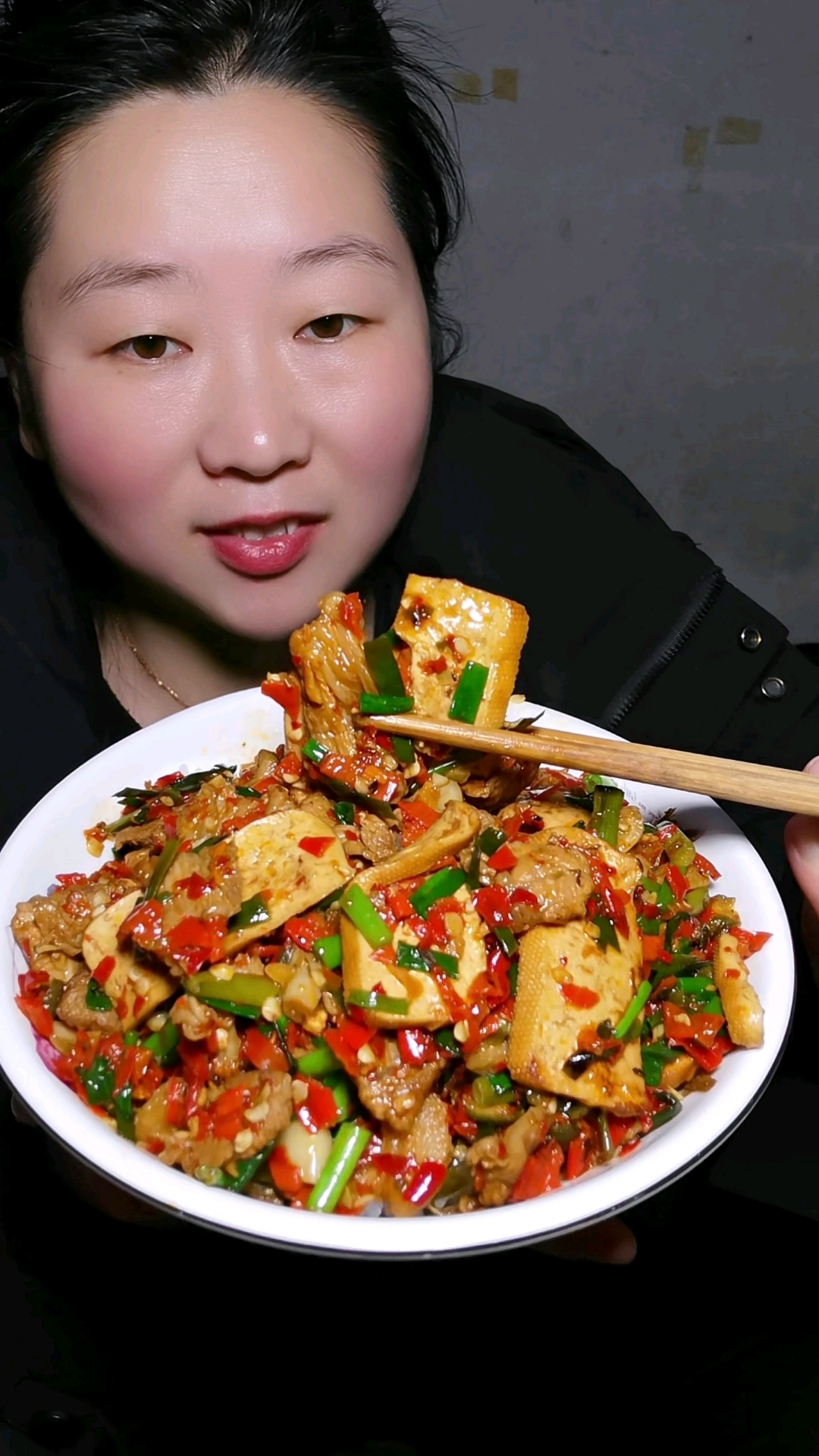 今天的香干炒肉盖饭太香了,食欲满满。