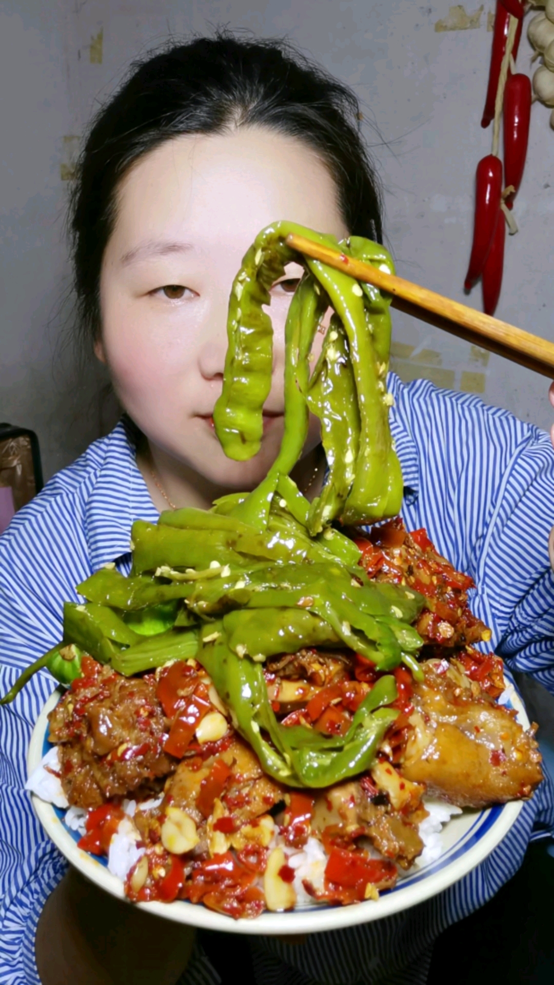 农村家常下饭菜,爆辣椒 香辣猪脚 香喷喷。