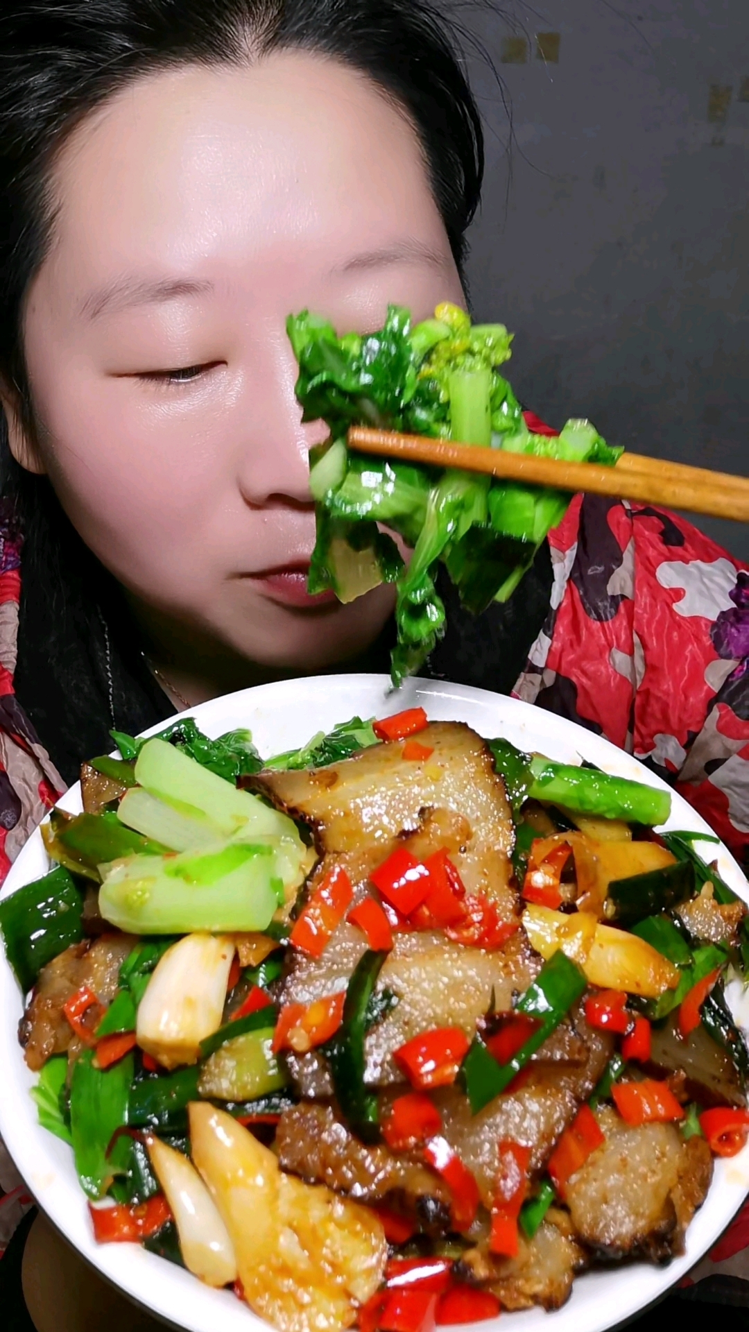 今天的蒜苗炒腊肉盖饭食欲满满,香喷喷。