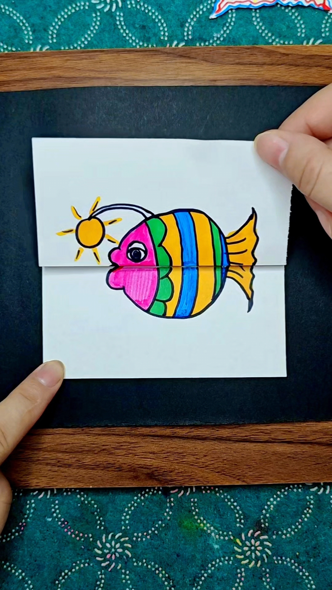 折叠画一秒变食人鱼的灯笼鱼创意简笔画教程