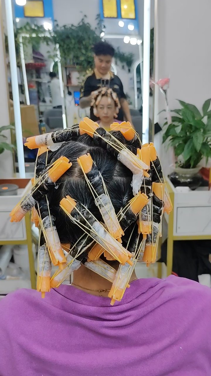 三人烫发花千元,值不值?