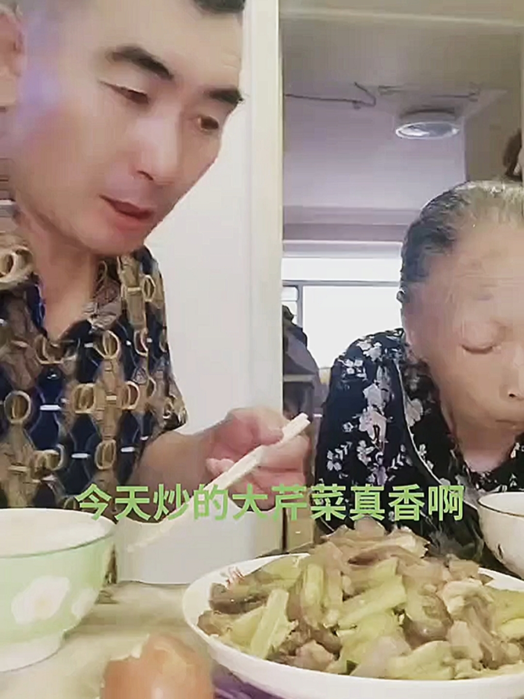 大米饭,芹菜炒肉吃得嘎嘎香