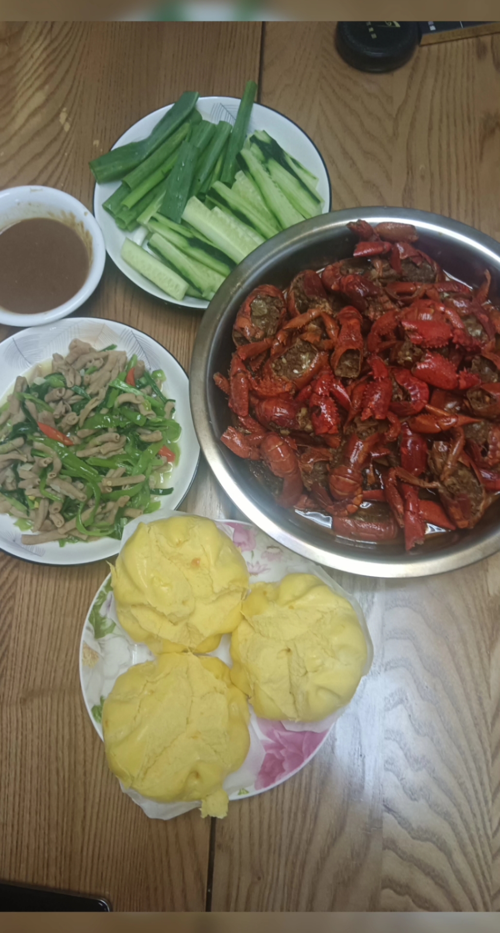 南京家常菜,麻辣小龙虾,青椒大蒜炒鸭肠,东北蘸酱菜,杂粮馒头!!#平平淡淡小日子# #家常