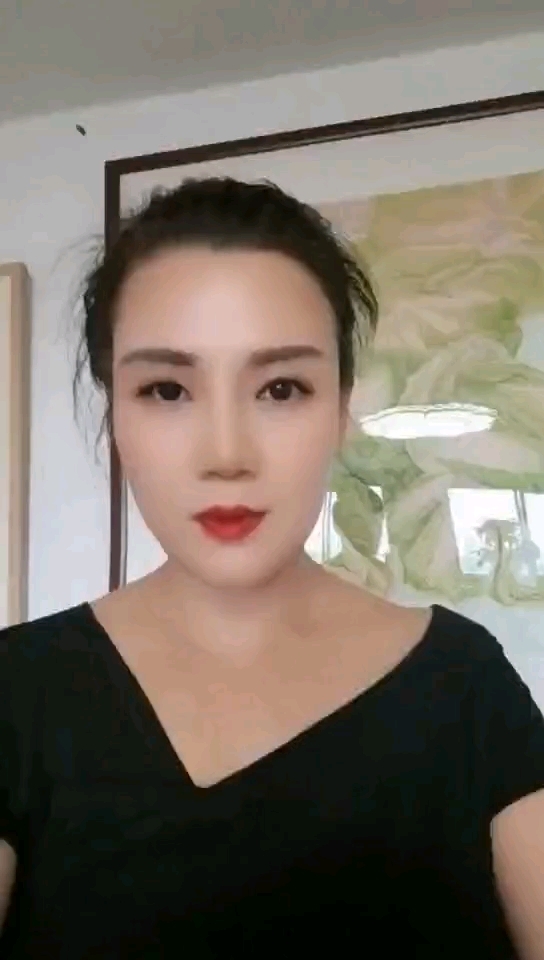 中央电视台主持人徐君点评画家龙文会作品和艺术特点