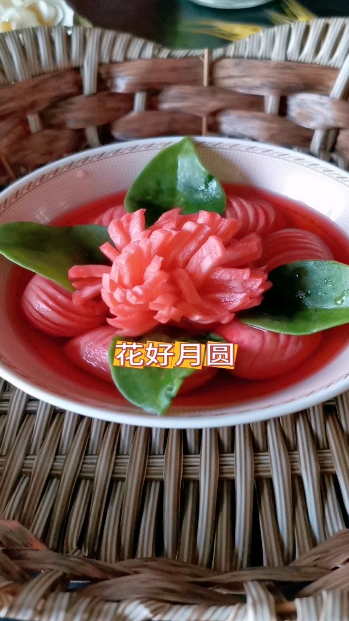 水萝卜加苹果醋和白糖,想摆什么花就切什么花,中秋必备花好月圆