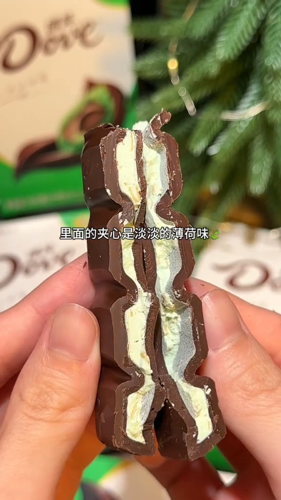 谁懂德芙新品薄荷巧克力的含金量！吃完嘴巴连哈气都是凉飕飕的！