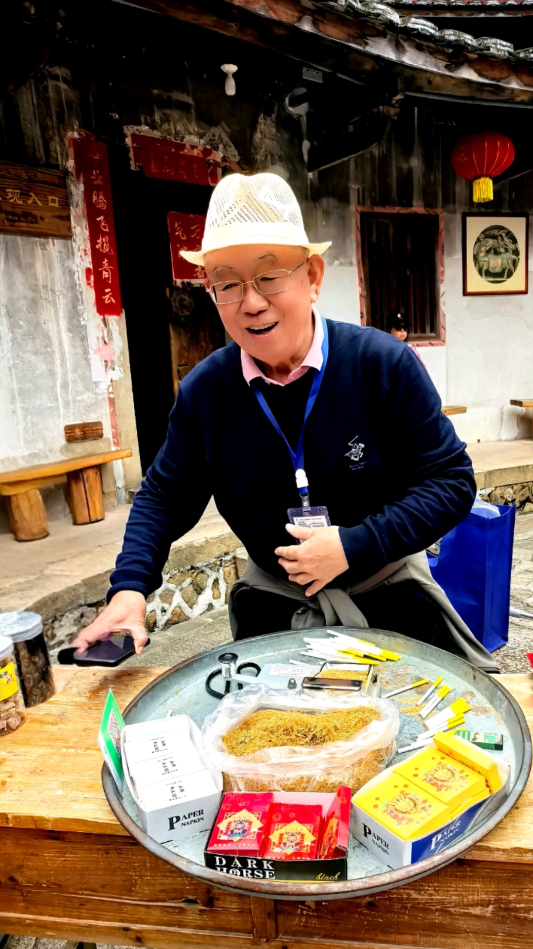 在福建#华安“土楼”参观中，偿试制作一支“卷烟”。小视频分享。