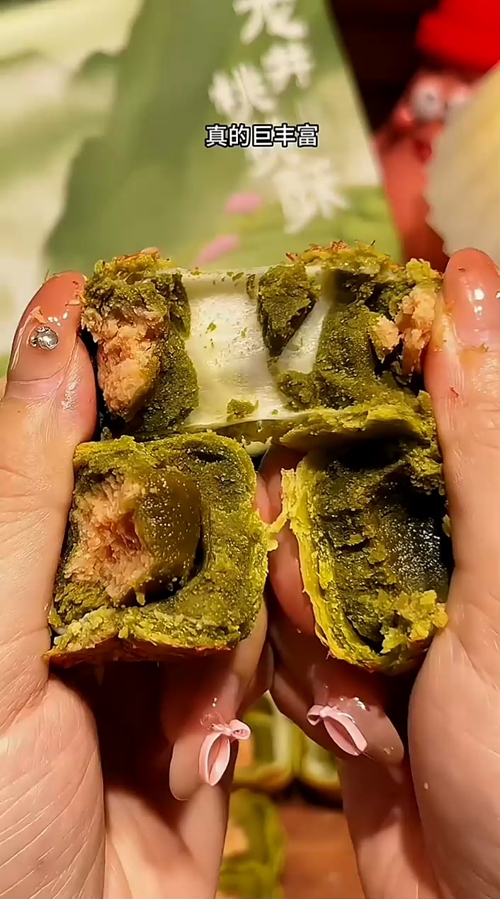 #我要做个美食家# 轩妈不止蛋黄酥好吃这个龙井茶酥更是好吃到离谱,一口下去茶香浓郁!