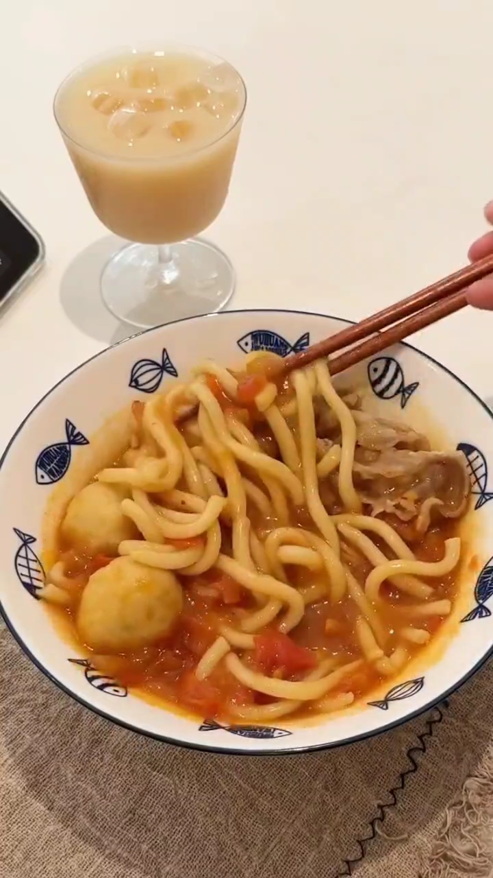 鱼丸粗面｜番茄汤底+肥牛，好吃~
