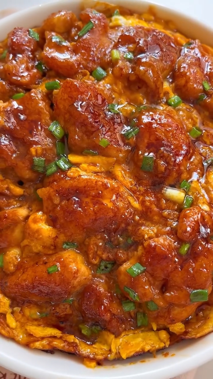 酱烧鸡肉滑蛋盖饭|一整盘超香!