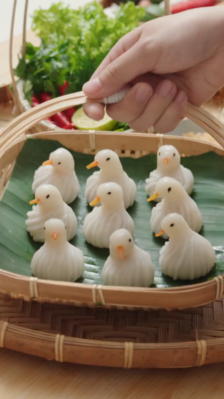 冬至水晶鸭鸭汤圆｜整个肉馅儿蘸酸甜汁~