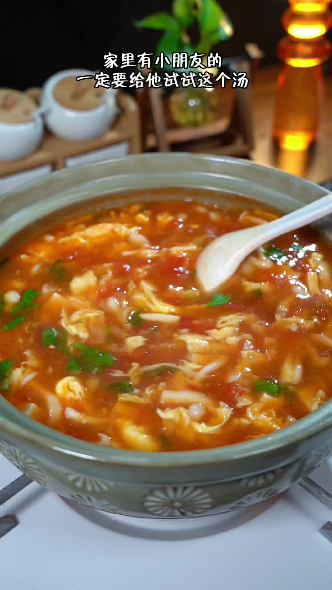 家里有小朋友的,试试这个白玉菇豆腐汤,汤鲜