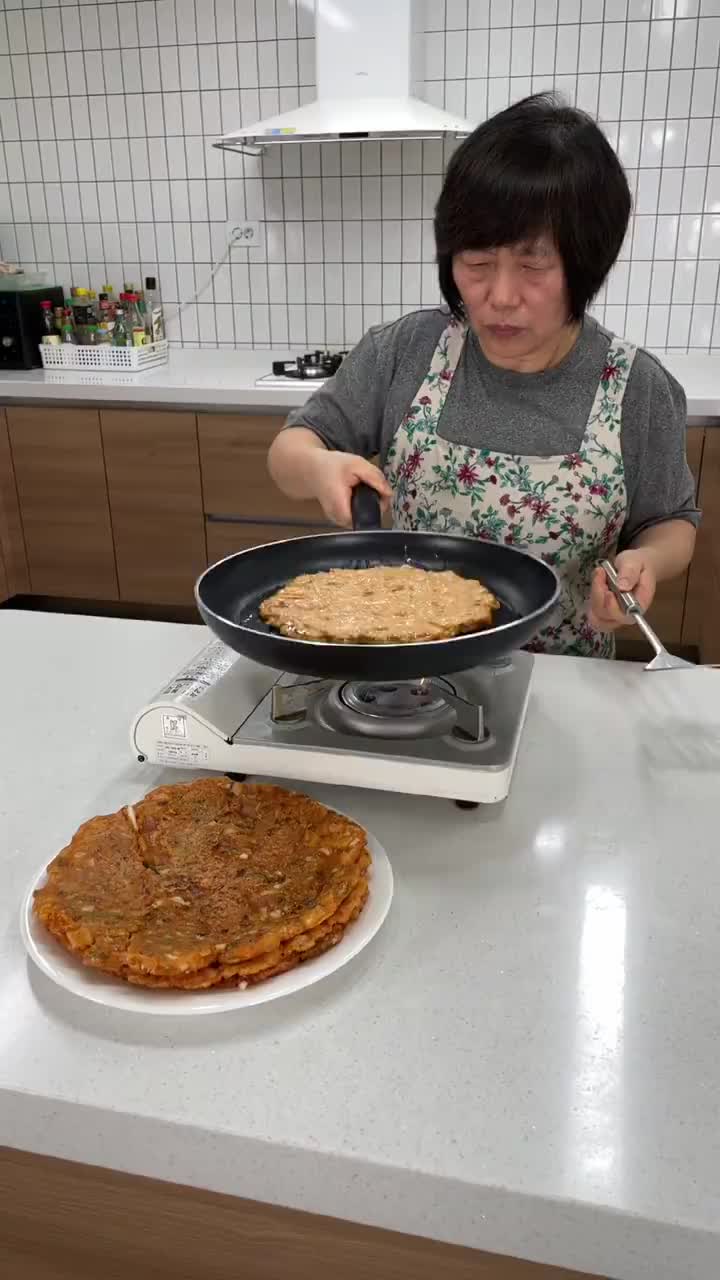 婆婆做的韩剧里面经常看到的泡菜饼!!