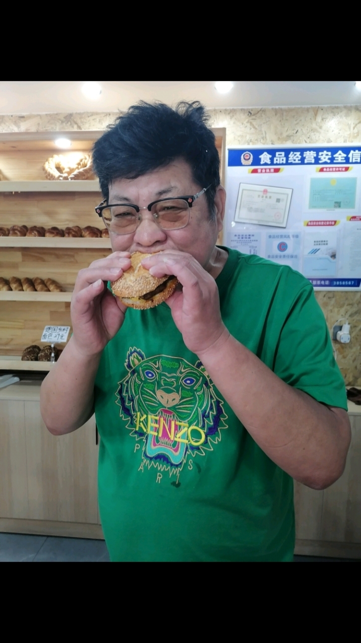 姐夫做的汉堡并把我老公吃汉堡照片发给我婆婆说没饿到你儿子